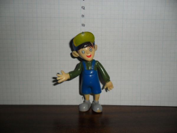 Antigo boneco do desenho animado Chaves. Possui desgast