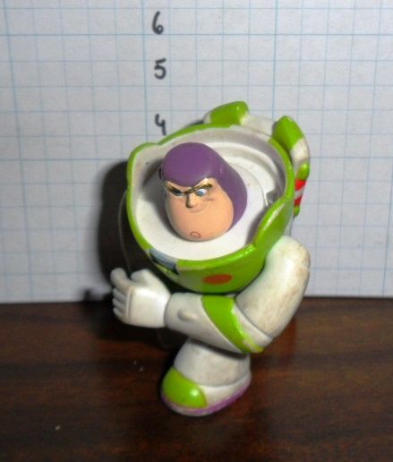 Toy Story - Buzz Ajoelhado