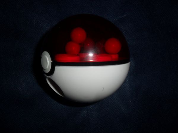 Pokemon - Pokebola Lança Bolinhas